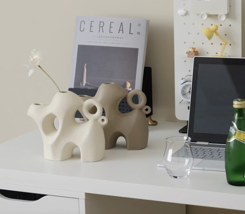 I heard that Nordic ins style abstract sheep design vase ornaments - เซรามิก - ดินเผา หลากหลายสี