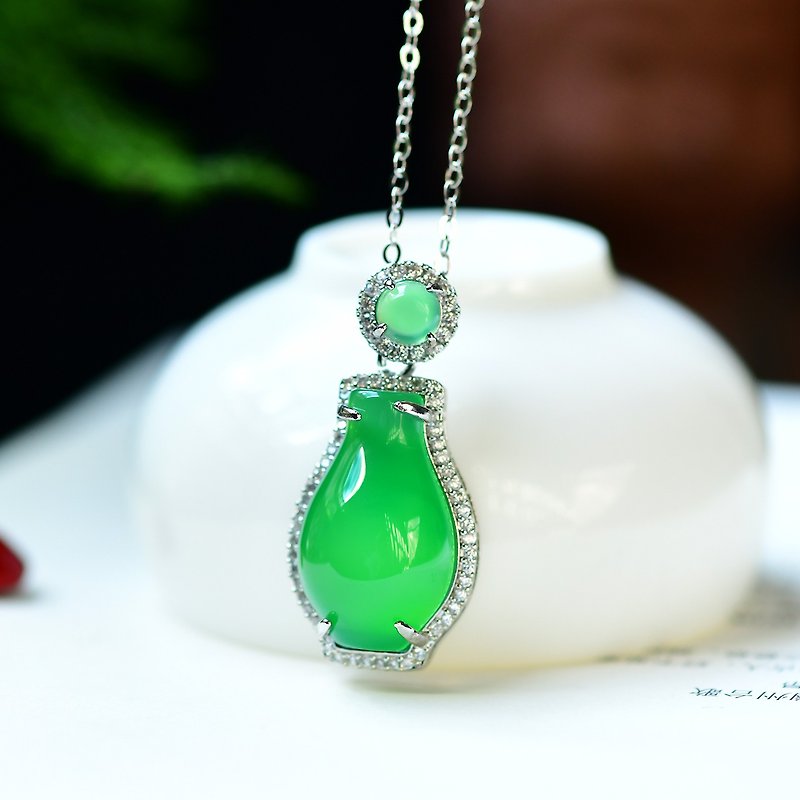 The premium natural green chalcedony aquarium pendant is even and pure in color, shiny and beautifully inlaid - Necklaces - Jade 