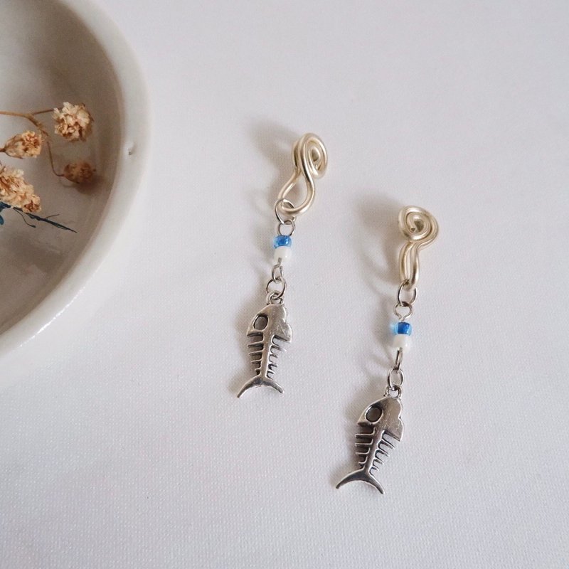 Who ate fish ear clip earrings - ต่างหู - โลหะ สีเงิน