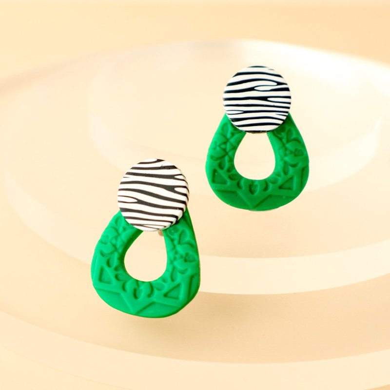 green embossed and zebra border Clip-On/earrings/allergic to metals/polymer clay/38 - ต่างหู - ดินเหนียว สีเขียว