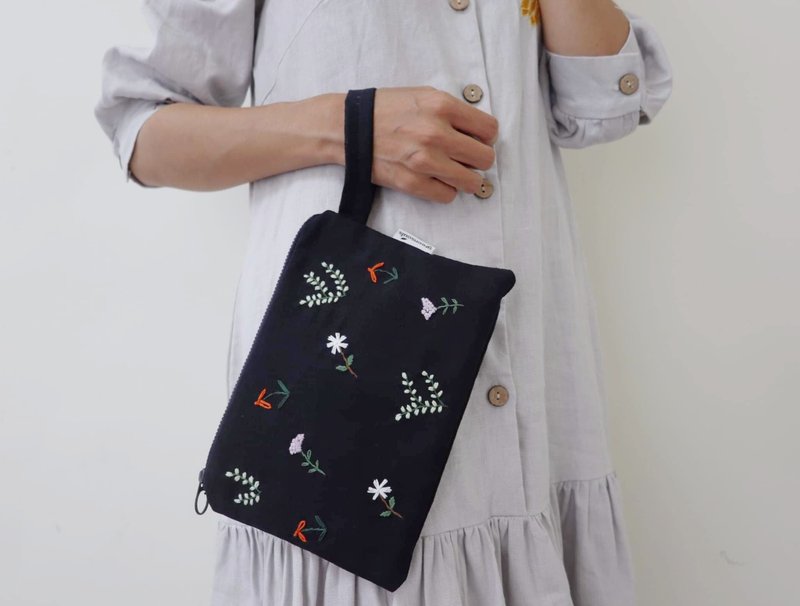 Wildflowers 手工繡 Cosmetic Bag - 化妝包/收納袋 - 環保材質 藍色