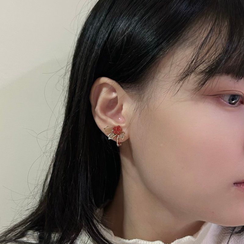【Red Holly x Tanzanite - Crystal Flower Earrings】December Birth Flower Birthstone Flower Whispers & Sunny Days - ต่างหู - เรซิน 