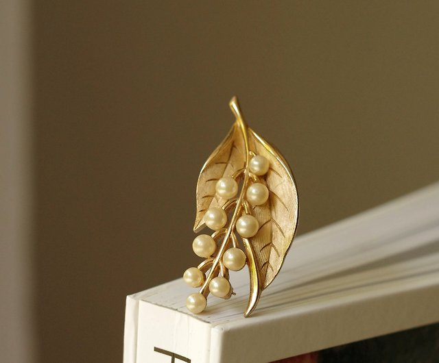 Vintage gold plated leaf faux pearl brooch Trifari b64 - Shop Damn Good Vintage  Brooches - Pinkoi