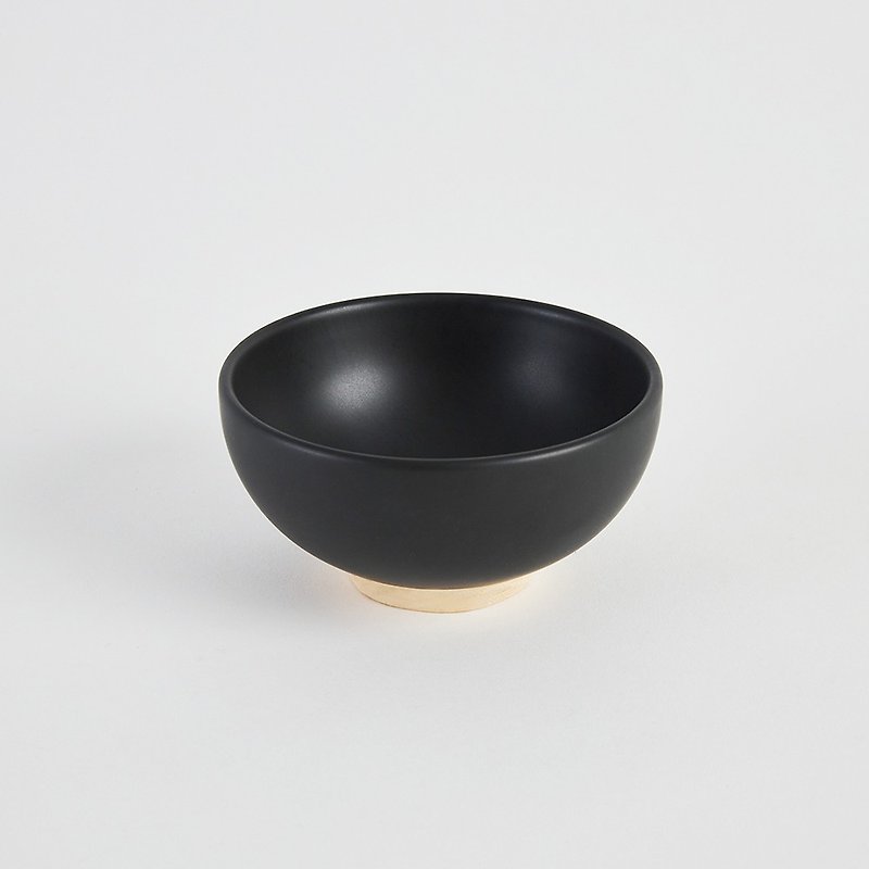 KOGA │ 陶製丸い飯碗 (尖山黑) - 茶碗・ボウル - 陶器 ブラック