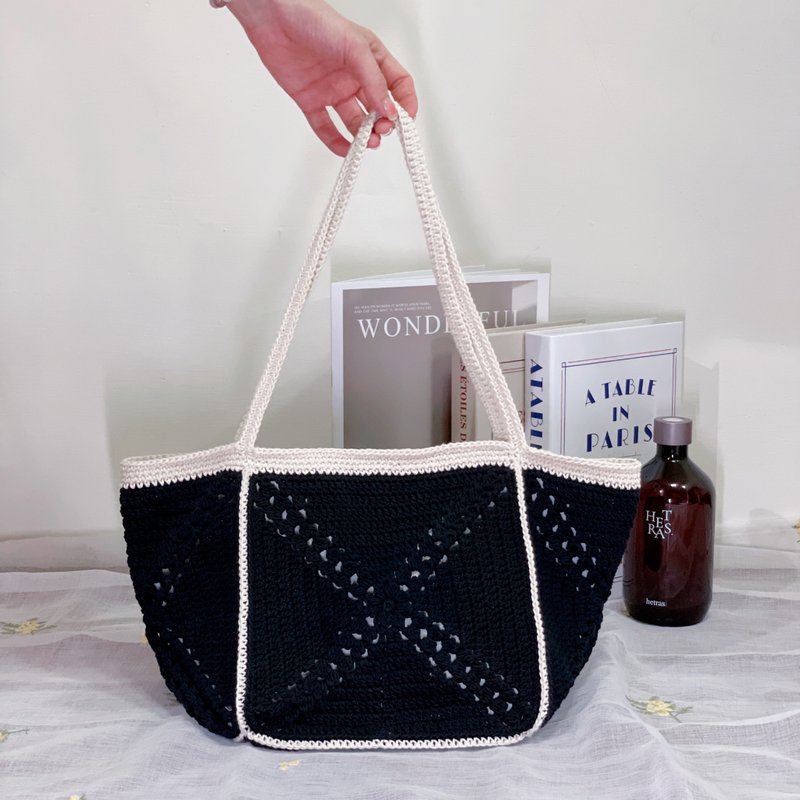 Classic black and white with mother-of-pearl tote bag - กระเป๋าแมสเซนเจอร์ - ผ้าฝ้าย/ผ้าลินิน สีดำ