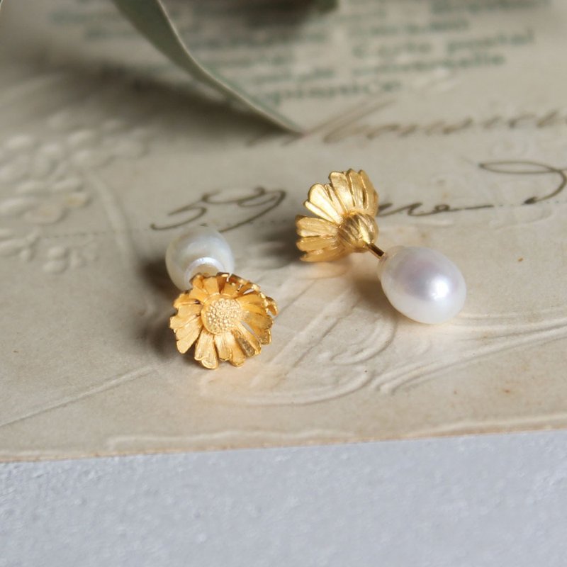 Chrysanthemum north pole earrings - 耳環/耳夾/耳骨夾 - 純銀 金色