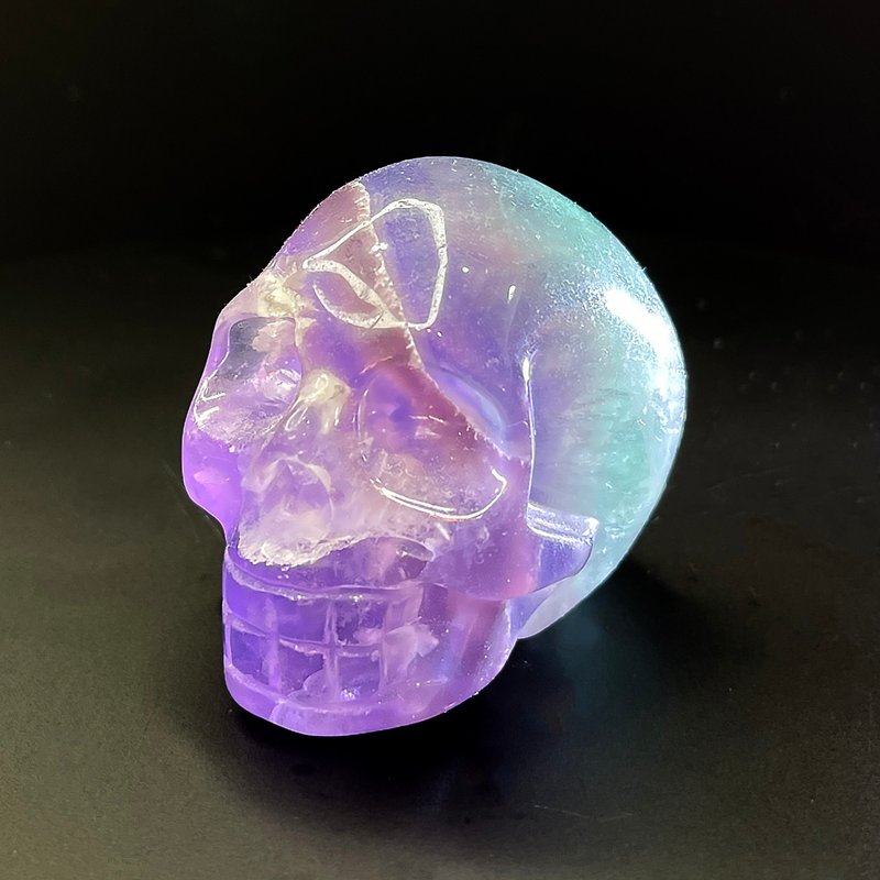 NO.2 Rare Feather Iridescent Fluorite Skull - ของวางตกแต่ง - คริสตัล หลากหลายสี