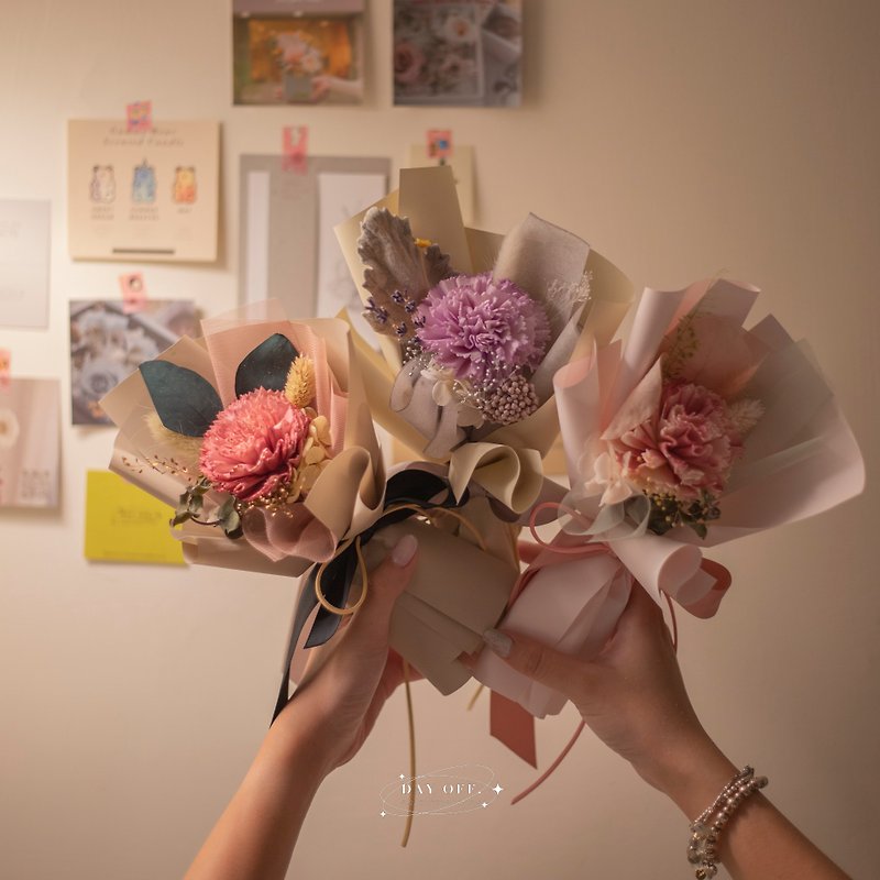 DAY OFFHappy Holiday Carnation Expanded Bouquet Mother's Day Gift Flower Gift Korean Style Customized Bouquet - ช่อดอกไม้แห้ง - พืช/ดอกไม้ 
