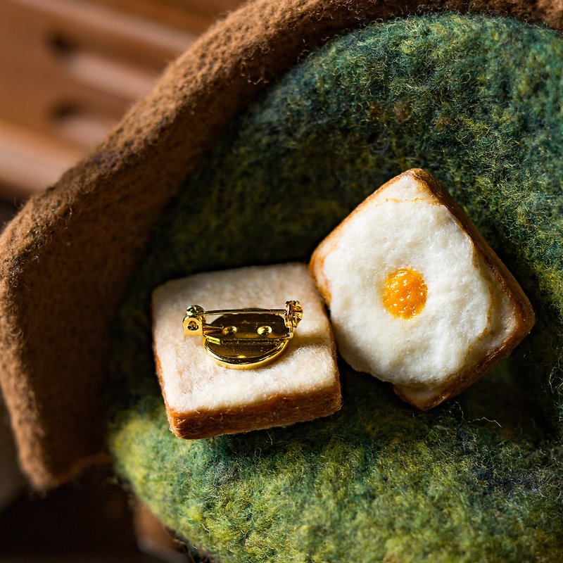 ウール キーホルダー・キーケース イエロー - リアルな羊毛フェルトの小さなトーストエッグ（マグネット/ピン/キーホルダー/ナス袋）