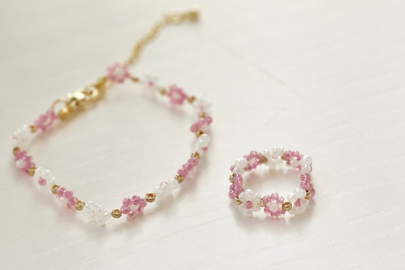 Forest at midnight. Small flower bead ring bracelet set. pink purple - Bracelets - Acrylic Purple