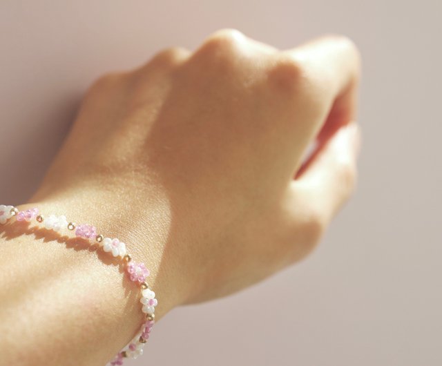 ピンクのビーズ花モチーフブレスレット 在庫SALE】ビーズブレスレット ✧ Peach color ✧ 小さなお花の