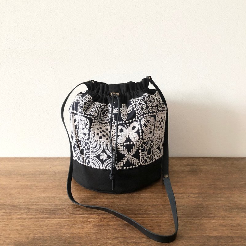 Drawstring bag Mina Perhonen forest tile handmade - กระเป๋าถือ - ผ้าฝ้าย/ผ้าลินิน สีดำ