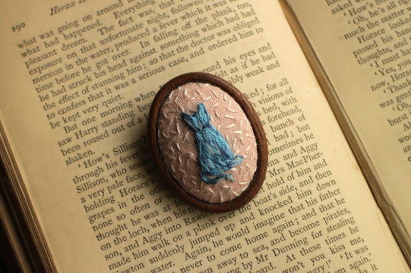 Solid Wood Oval Embroidery Pin/Blue Cat - เข็มกลัด - งานปัก สีน้ำเงิน