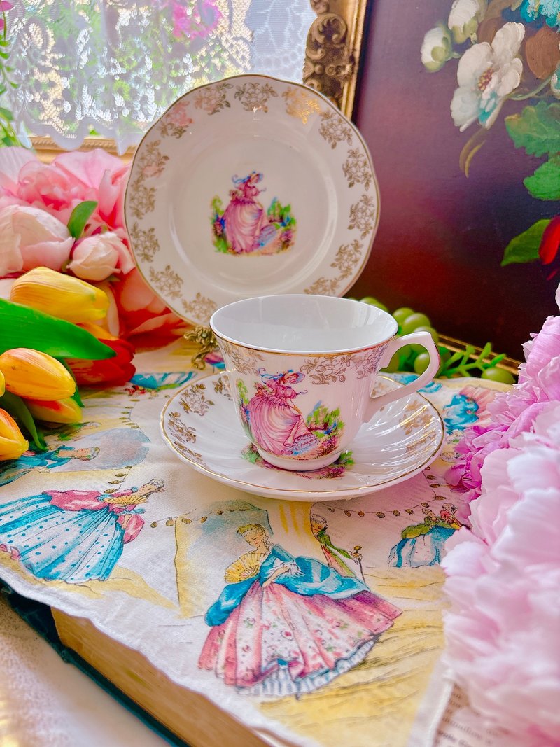 英國製1930年手繪鄉村風娃娃圖騰22k金古董花茶杯三件組 - 茶壺/茶杯/茶具 - 瓷 粉紅色