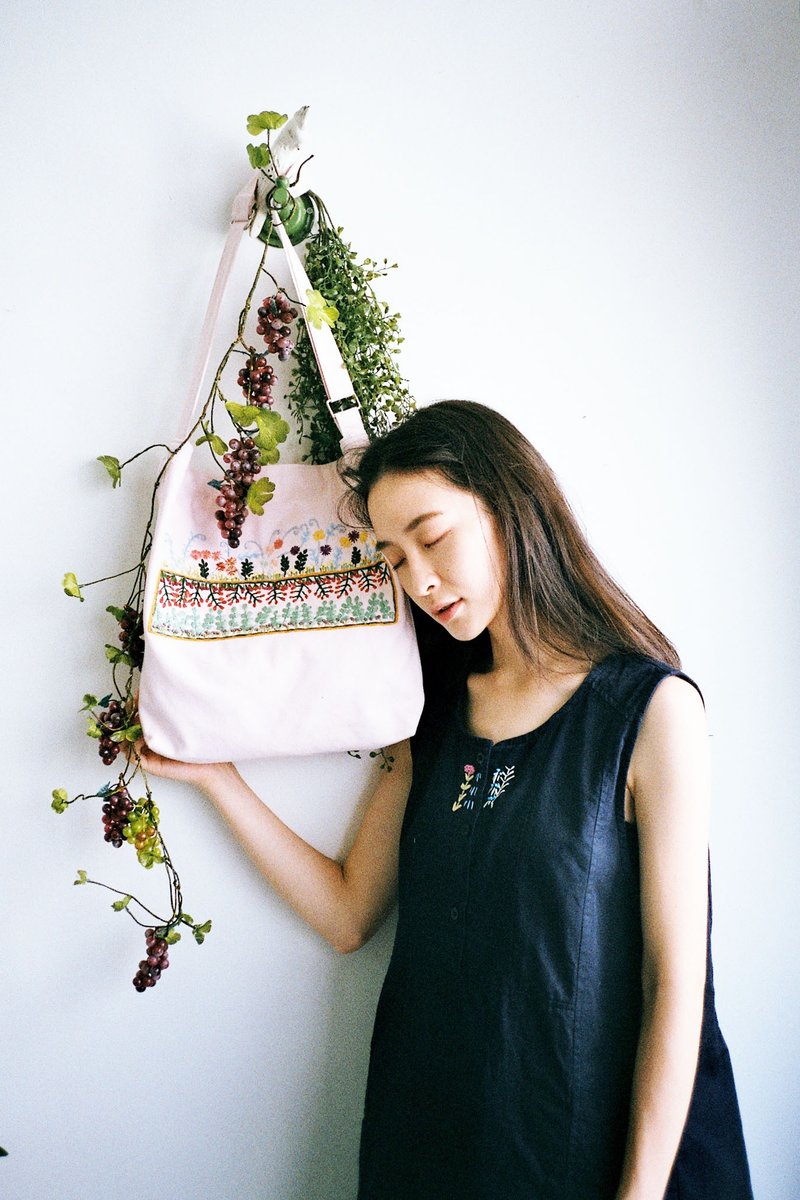 蘊娛公主的花宴陽台手作刺繡粉紅肩背包 - 側背包/斜背包 - 棉．麻 粉紅色