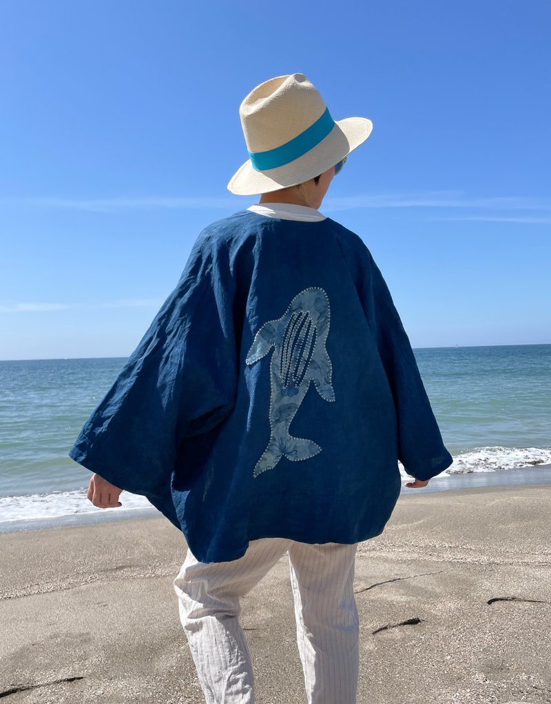 日本製 手染め  藍染羽織り   Haori  aizome japanblue フレンチリネンを藍染して背中にクジラを手縫いした羽織りカーディガン - 帽T/大學T - 棉．麻 藍色