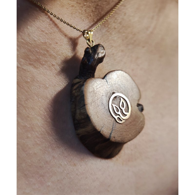 Wooden handmade pendant. with 18k gold. Necklace.  Almond wood and resin epoxy. - 項鍊 - 木頭 