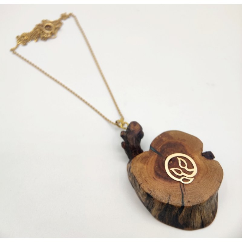 Wooden handmade pendant. with 18k gold. Necklace.  Almond wood and resin epoxy. - 項鍊 - 木頭 