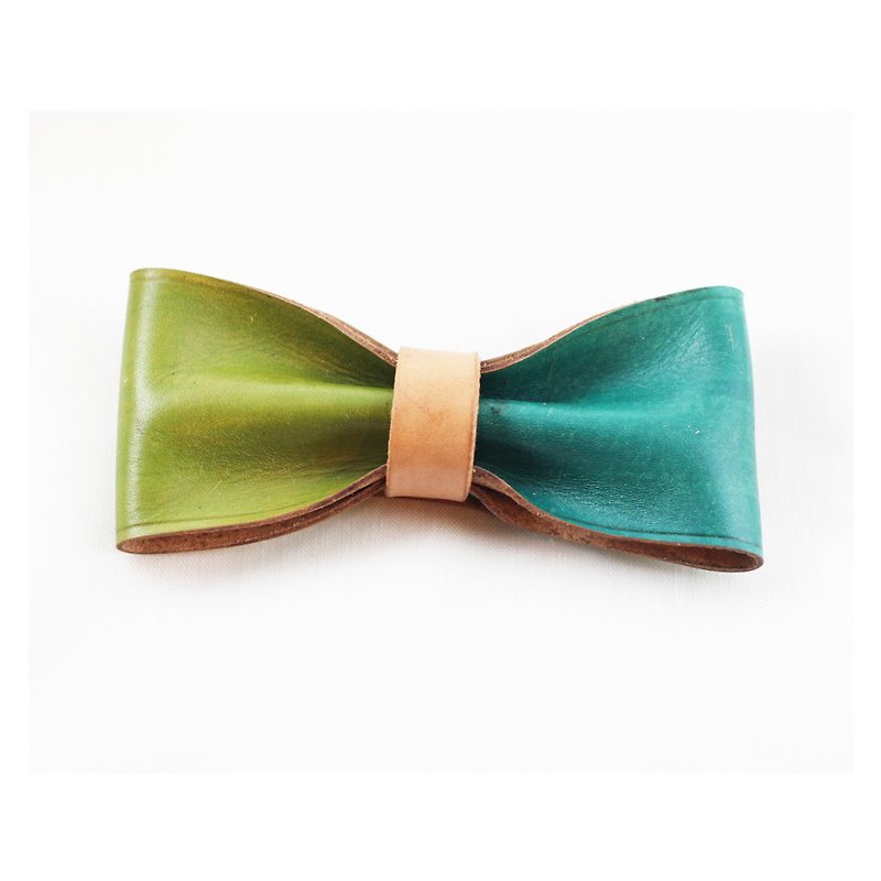 Clip on vegetable tanned leather bow tie - Green / Mint green color - เนคไท/ที่หนีบเนคไท - หนังแท้ สีเขียว