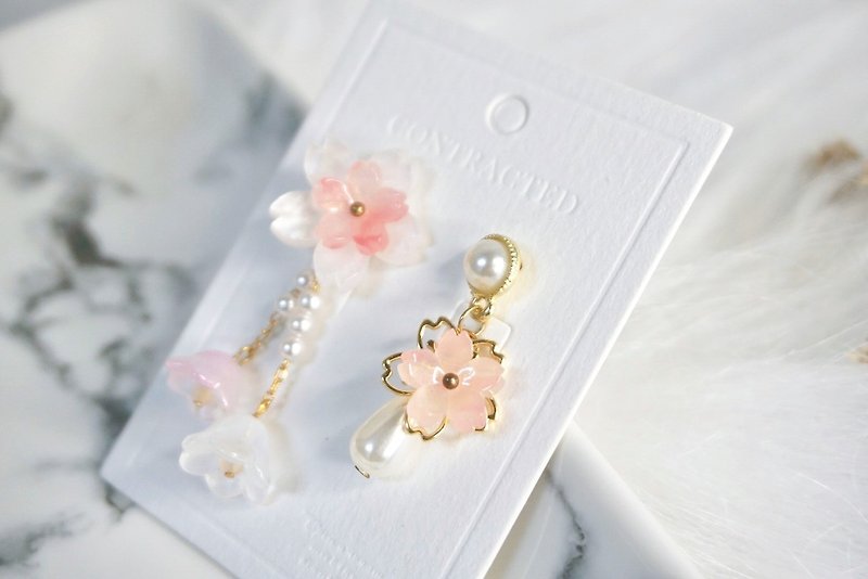 [Sakura Blooming White Clouds] Sakura Lily of the Valley/Earrings/ Clip-On/Silver Silver/Asymmetrical/Pink and White - Earrings & Clip-ons - Resin Pink