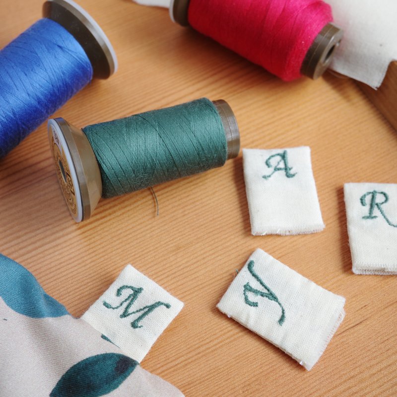 雙面刺繡英文字母手作布標  自選字母5入 - 編織/刺繡/羊毛氈/縫紉 - 棉．麻 