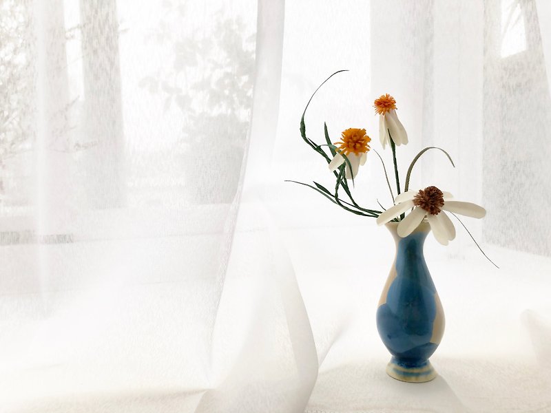 A small daisy handmade Japanese paper flower and crystal glaze mini classical vase - ของวางตกแต่ง - พืช/ดอกไม้ สีน้ำเงิน