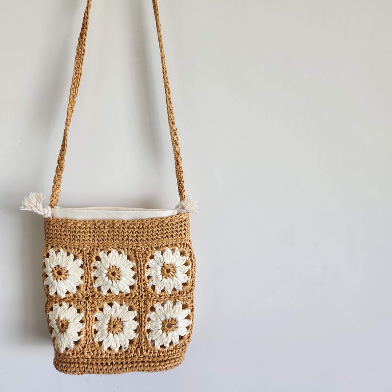 JOAN's work - versatile textured daisy grass yarn woven bag that can be carried on the side or on the shoulder - กระเป๋าแมสเซนเจอร์ - วัสดุอื่นๆ หลากหลายสี