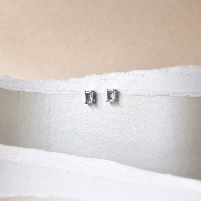 Handmade natural Topaz with sterling silver Stud Earring, November Birthstone - ต่างหู - เครื่องเพชรพลอย สีน้ำเงิน