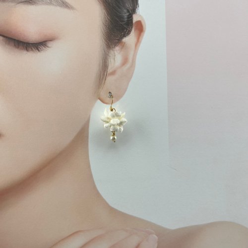 艸化工事 Maison du Corsage Galina 平靜精緻珍珠短花球耳環