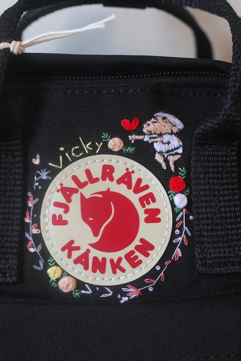 蠟筆小新--kanken  Sling黑色包--手工刺繡設計客製 - 側背包/斜背包 - 防水材質 黑色