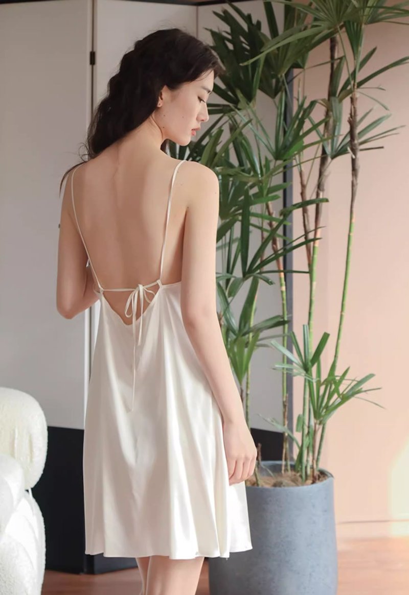 French Minimalist Backless Silk Pajama Dress - ชุดนอน/ชุดอยู่บ้าน - ผ้าไหม ขาว