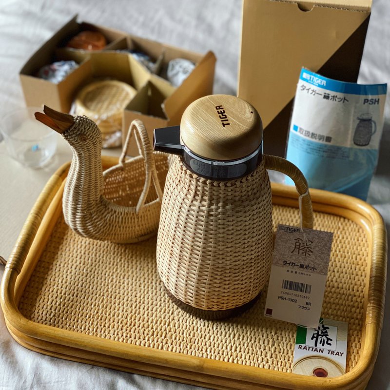 Japan Showa brand new whole set selling handmade rattan kettle Tiger brand coffee pot magic bottle insulation - กระบอกน้ำร้อน - วัสดุอื่นๆ สีกากี