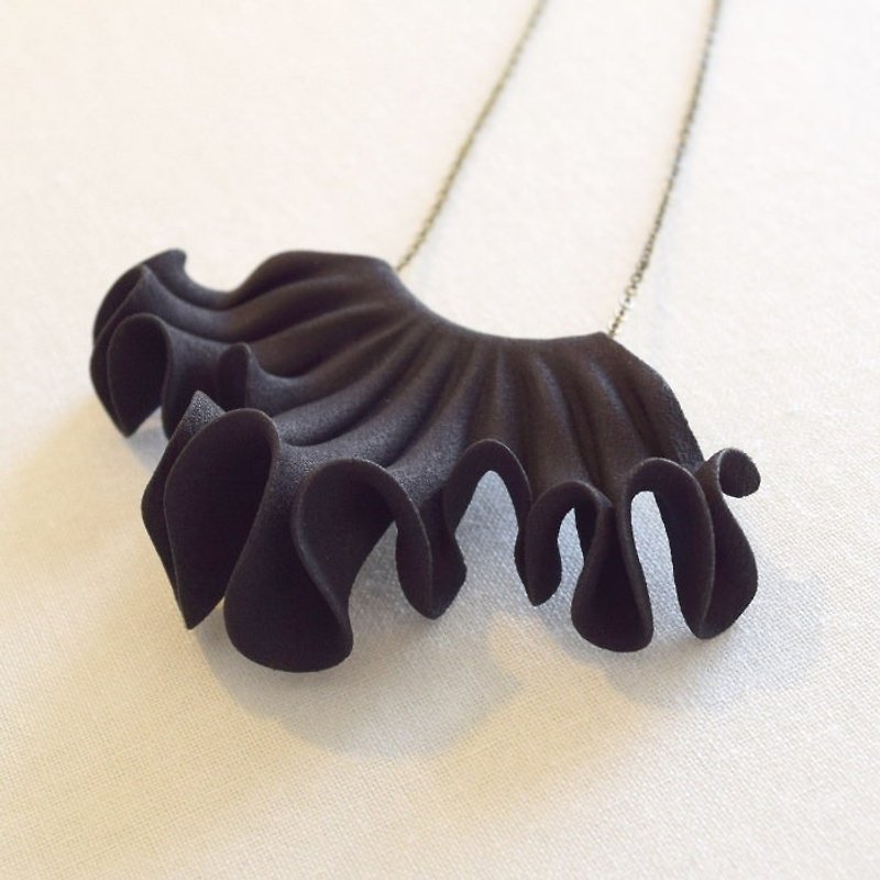 ruffle necklace black - Necklaces - Plastic Black
