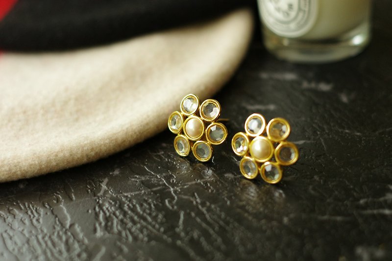 Damn Good Vintage- Gold tone flower faux pearl clip on earring Monet - ต่างหู - โลหะ สีทอง