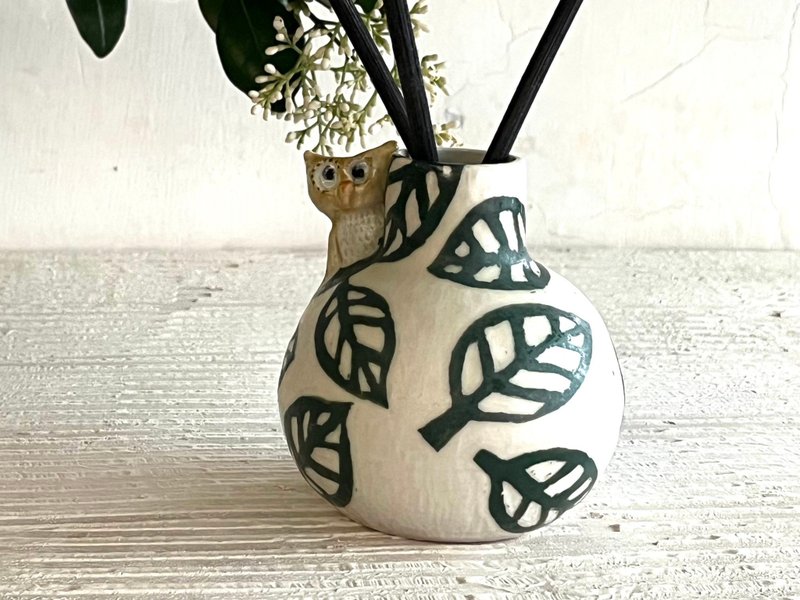 Yang carving series-leaf pattern & owl diffuser vase_ceramic diffuser diffuser bottle - น้ำหอม - เครื่องลายคราม ขาว