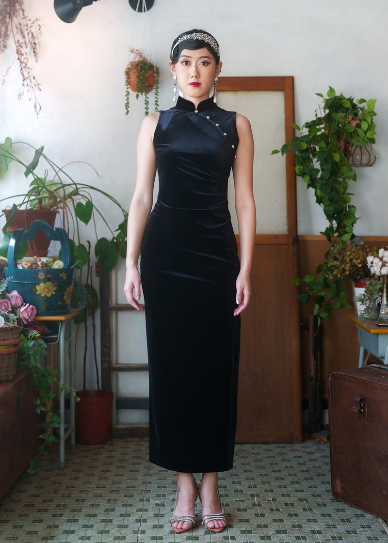 Black Hellebores Sleeveless Open Back Ruched Qipao | Cocktail Dress - กี่เพ้า - วัสดุอื่นๆ สีดำ