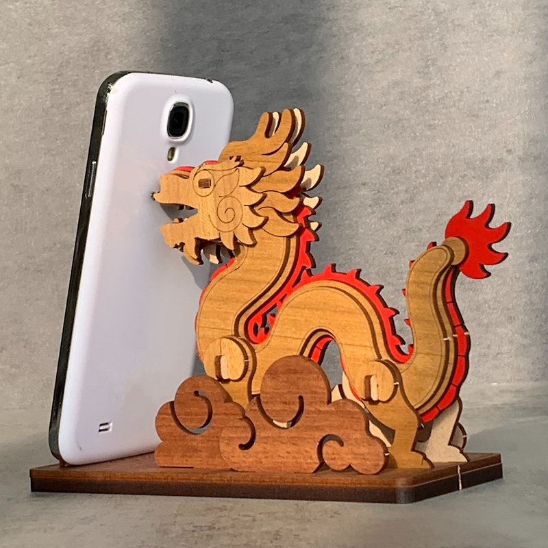 [Dragon Boat Festival] Qianlonglai mobile phone holder to attract wealth, handmade DIY wooden gift for the Year of the Dragon - Wood, Bamboo & Paper - Wood Brown