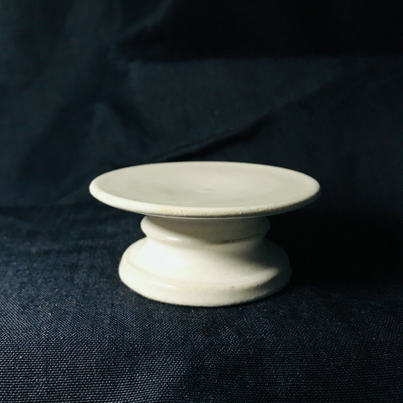 Déjà vu ceramics 白色燭臺礦石展示臺 - 香氛蠟燭/燭台 - 陶 白色