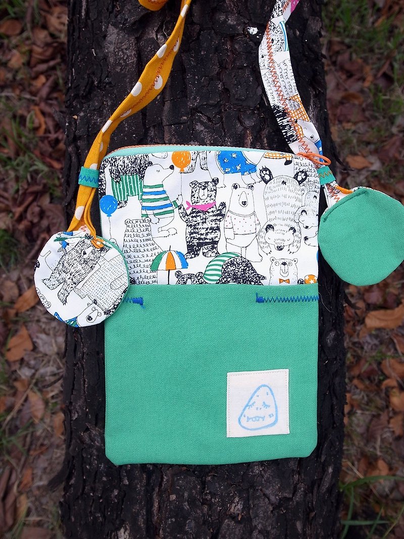 Bear with bright green canvas shoulder hand side bag - กระเป๋าแมสเซนเจอร์ - ผ้าฝ้าย/ผ้าลินิน สีเขียว