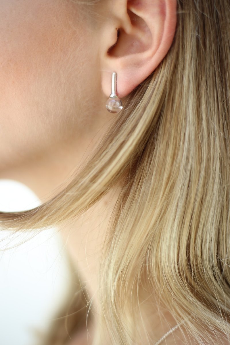 Small Dew drop earrings - 耳環/耳夾 - 玻璃 銀色