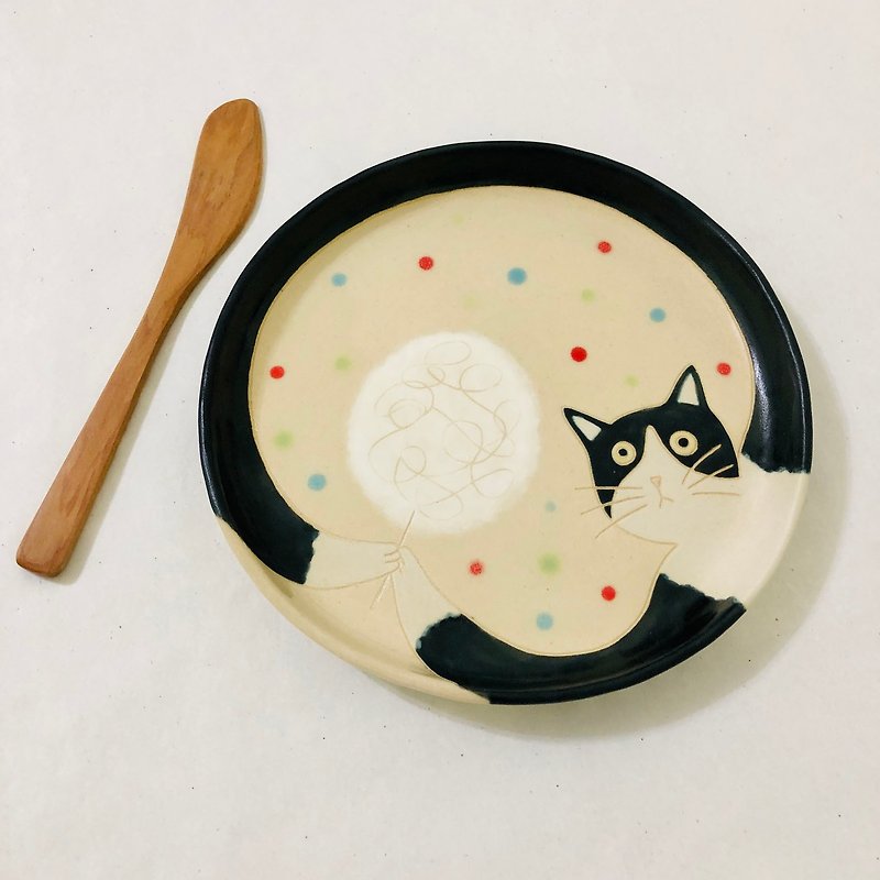 Cat's favorite / hand-made dinner plate / Benz cat and marshmallow - Plates & Trays - Pottery Multicolor