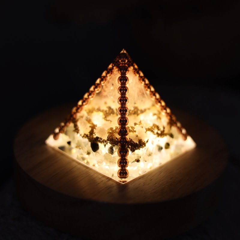 【聖誕禮盒】【客製化禮物】鈦晶金三角-奧剛金字塔小夜燈Orgonit - 燈具/燈飾 - 水晶 多色