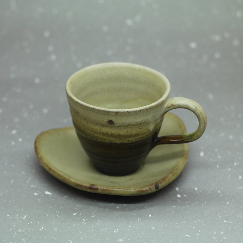 陶器 マグカップ カーキ - 鉄釉ダブルハンギングコーヒーカップ、手作り陶器、まろやかな味わい
