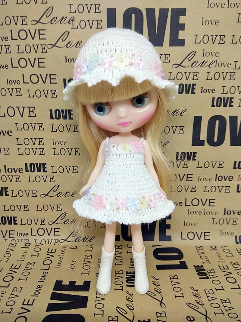 ミディブライス人形、オデコのドレスとかぎ針編みの帽子。