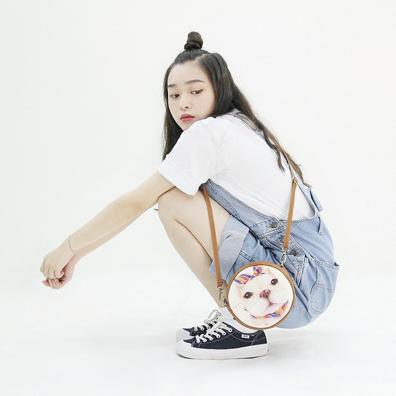 i bag hand painted wind small round bag -A4. hair with fighting dog - side backpack / oblique bag / shoulder bag Valentine's Day gift - กระเป๋าแมสเซนเจอร์ - วัสดุอื่นๆ สีทอง