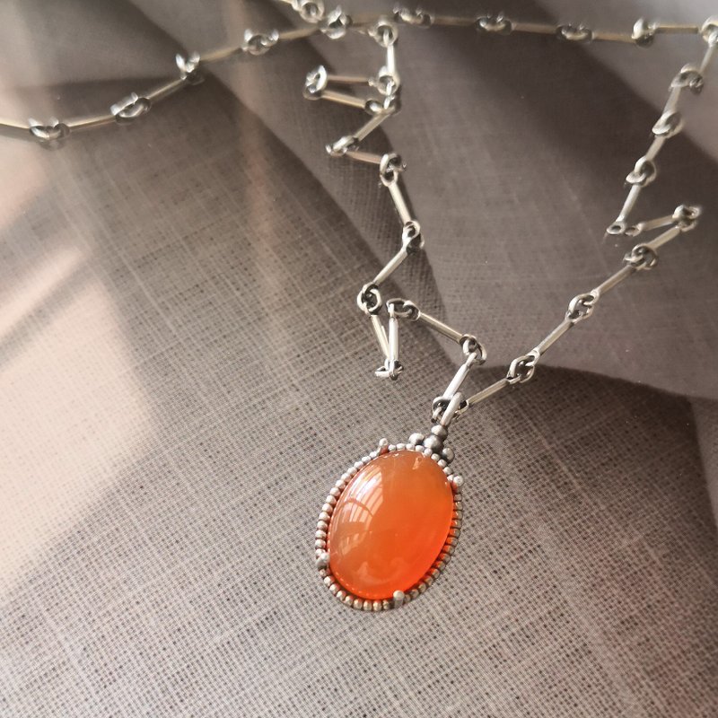 Carnelian Classic Oval Sterling Silver Pendant - สร้อยคอ - เครื่องเพชรพลอย สีส้ม