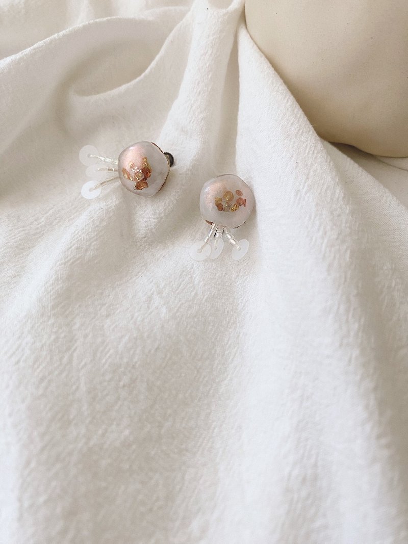 Transparent \\\ Crescent White Jellyfish | UV Glue‧ Beaded Hand-Sewn Earrings - Earrings & Clip-ons - Plastic 