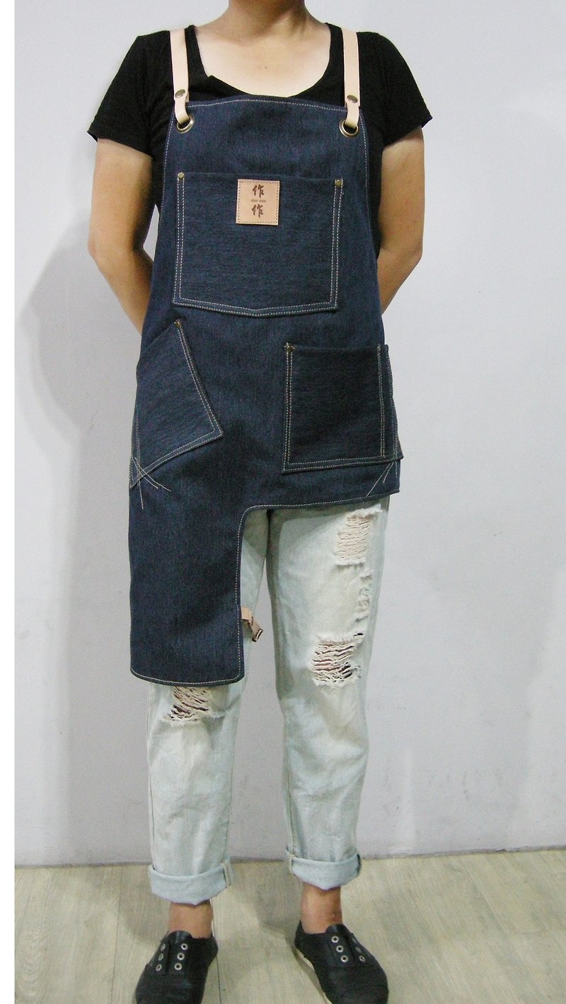 Cross leather belt denim apron (Denim dark blue wash and dye)__作作zuo zuo hand-made leather belt apron - ผ้ากันเปื้อน - ผ้าฝ้าย/ผ้าลินิน สีน้ำเงิน