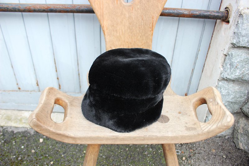 H517 [Vintage hat] {} Italian system in standard black fluffy dome (Made in Italy) (recommended Christmas gift exchange was good)