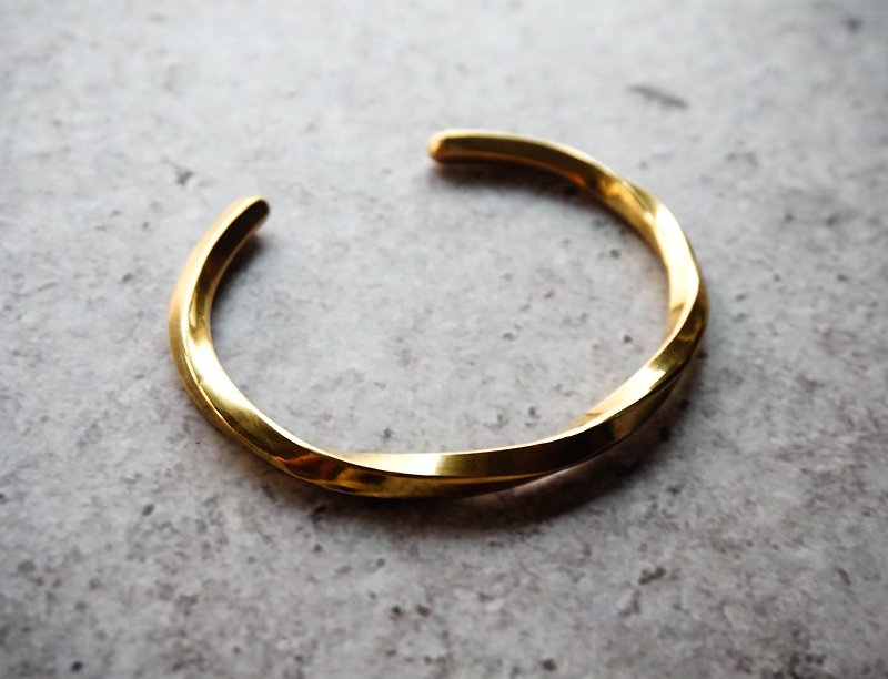Handmade Twisted Brass Bracelet - สร้อยข้อมือ - ทองแดงทองเหลือง สีทอง